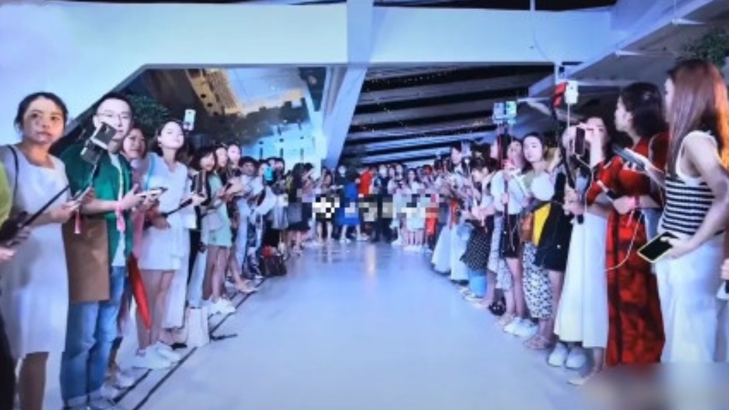 大批員工為林瑞陽慶生。(圖/翻攝自微博)