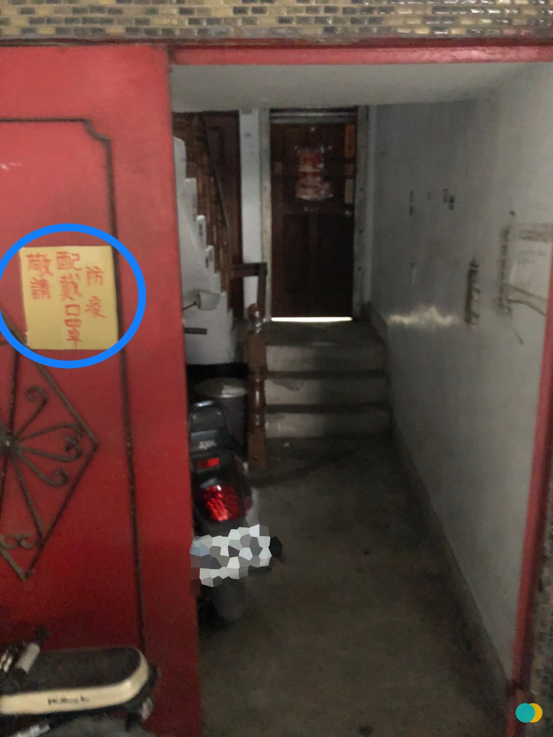 一樓大門貼戴口罩公告。(圖/TVBS)