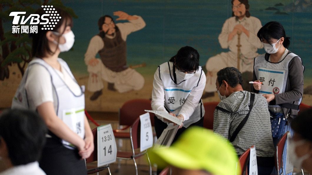 日本國內正實施大規模的年長者疫苗接種。(圖/達志影像美聯社)