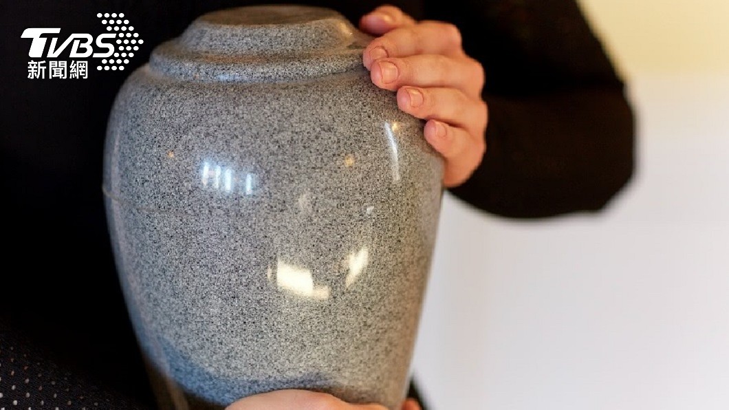 烏龍警搜出「白色粉末」咬定毒品　男怒回：那我女兒骨灰