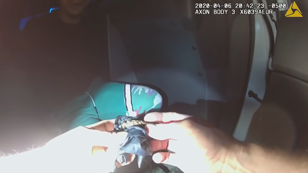 警方找到一個小罐子發現裡面裝有白色粉末以為是毒品，男子否認並大喊是他女兒的骨灰。（圖／翻攝自YouTube）