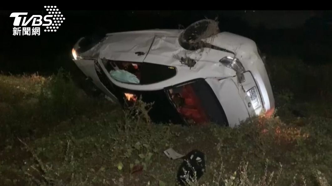 上班前貪杯深夜自撞路樹 車騰空側翻男命大自行爬出