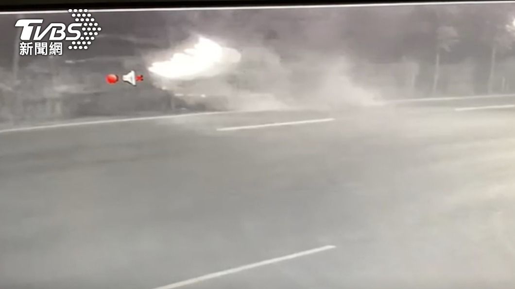 車輛撞擊路樹後騰空側翻。（圖／TVBS）