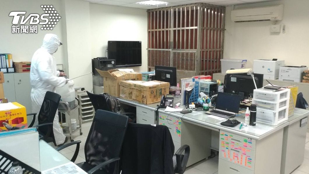 新北刑大消毒。（圖／TVBS）
