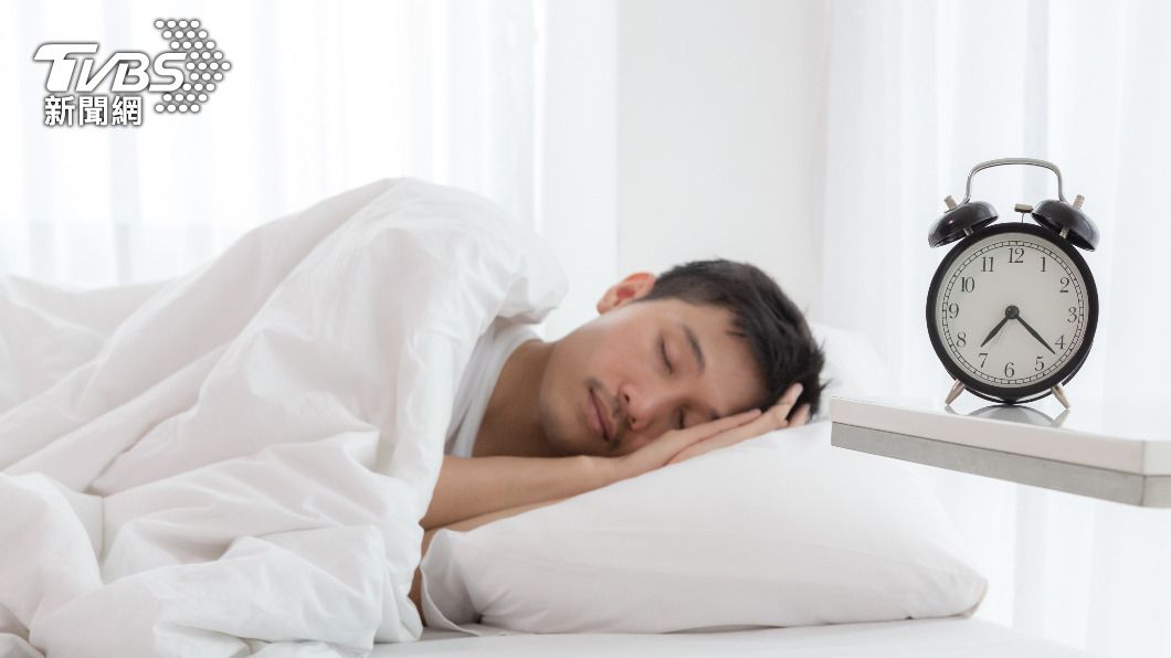 每晚多睡1小時,可降低12%染疫風險。(示意圖/shutterstock達志影像)