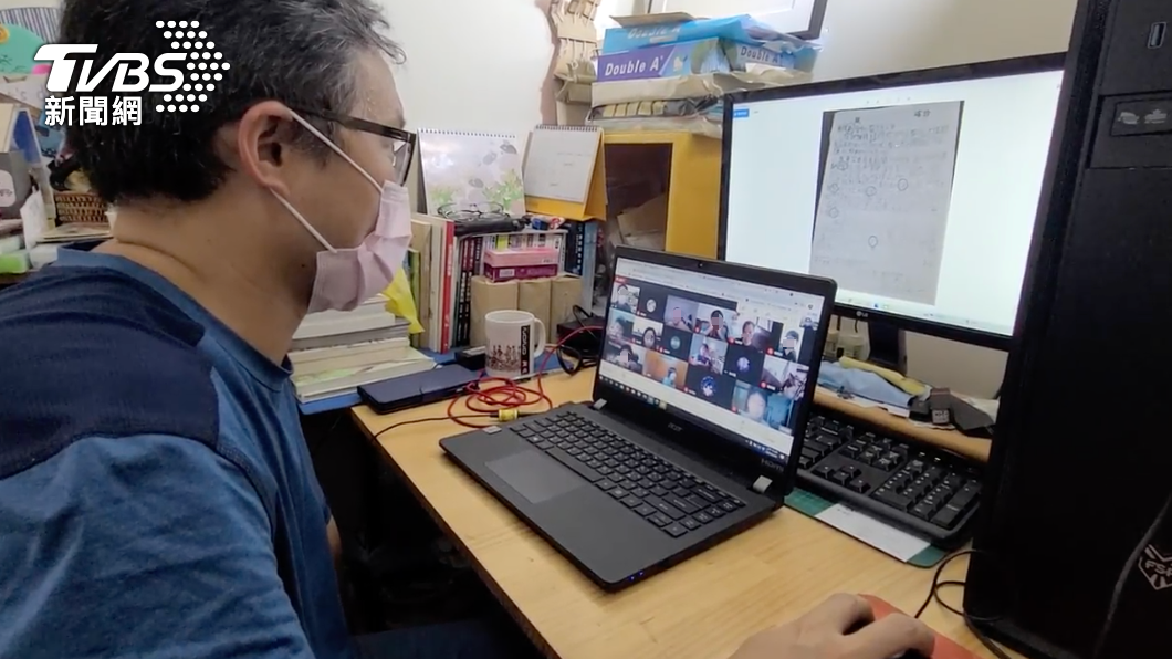 老師於視訊課堂中，與學生逐一檢查信中內容。（圖／TVBS）