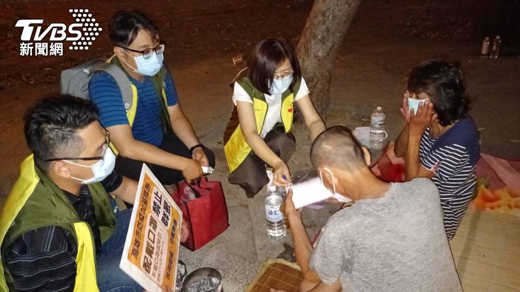 慎防成破口 高雄市熱點宣導街友入住短期旅館