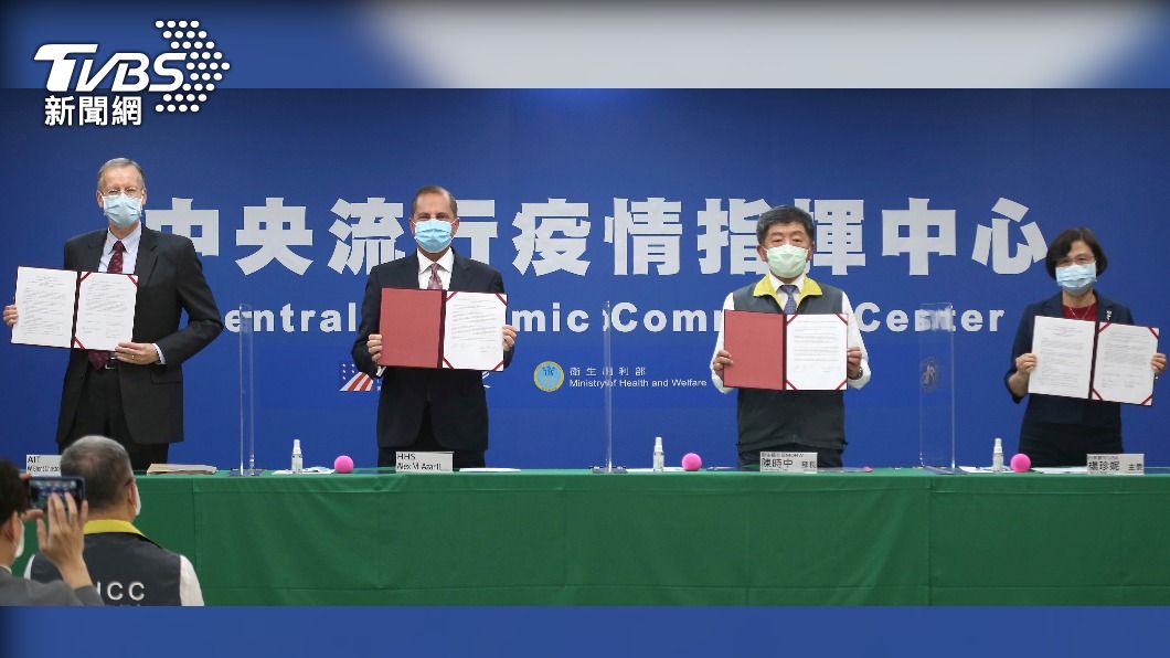 酈英傑同美國衛生部長阿薩爾與台灣簽署衛生合作備忘錄。(圖/達志影像美聯社)