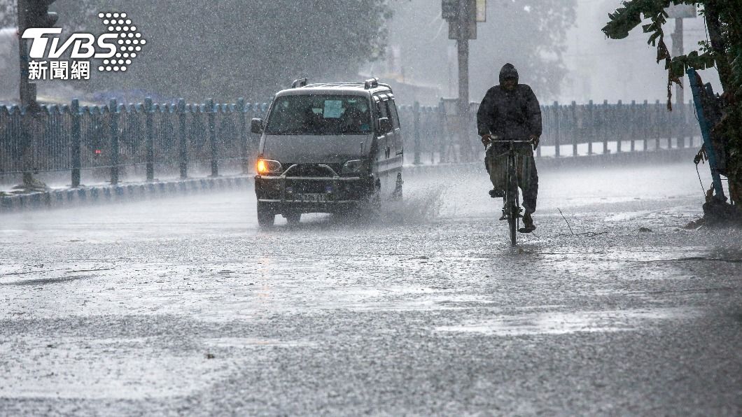 瞬間暴雨讓當地傳出多起水災。(圖/達志影像美聯社)