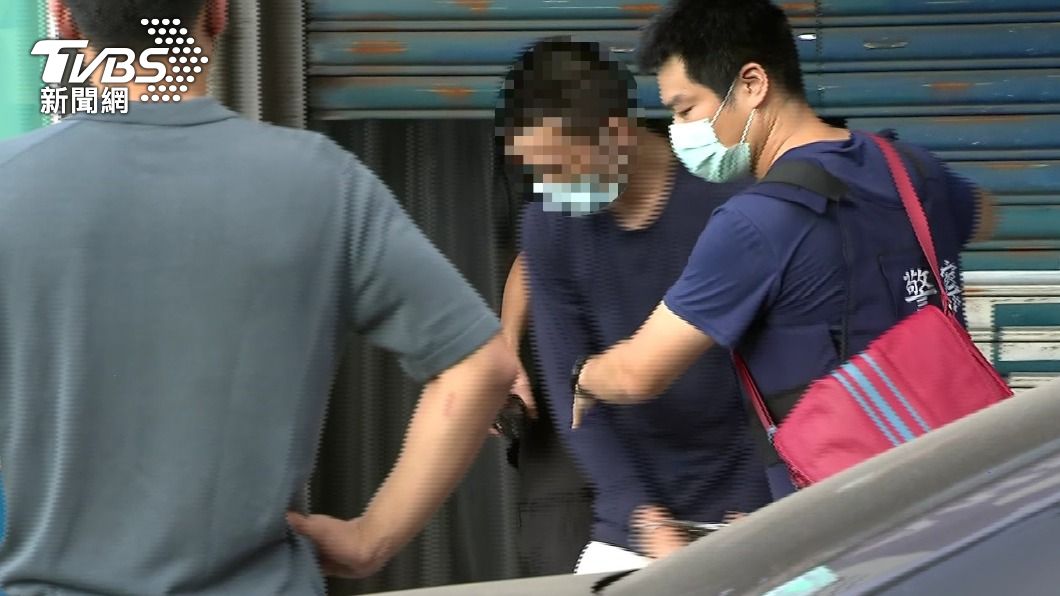 警方於士林地院周圍逮捕犯嫌。（圖／TVBS）