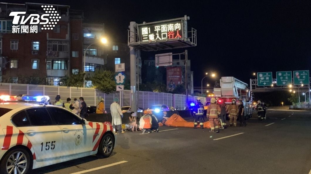 長髮女子攀三重交流道號誌牌　警消著防護衣救人