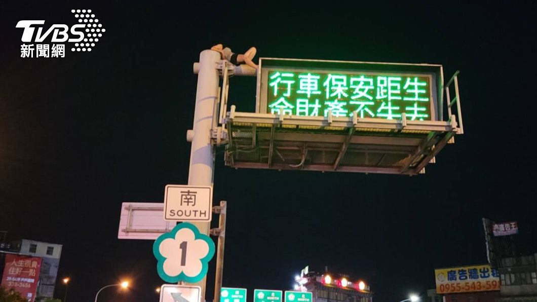 熱褲女爬8公尺號誌燈桿跳下 嚇壞警消與路人