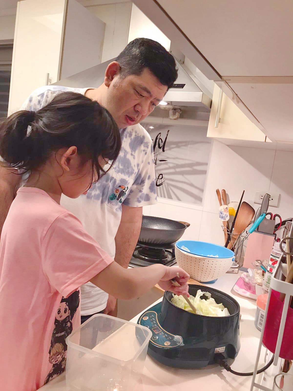 NONO防疫期間在家教女兒烹飪。(圖/翻攝自朱海君臉書)