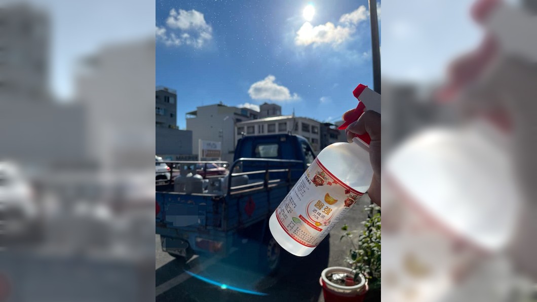 瓦斯工人還自備酒精消毒,女屋主才願意開門讓他更換。(圖/翻攝自爆怨公社)