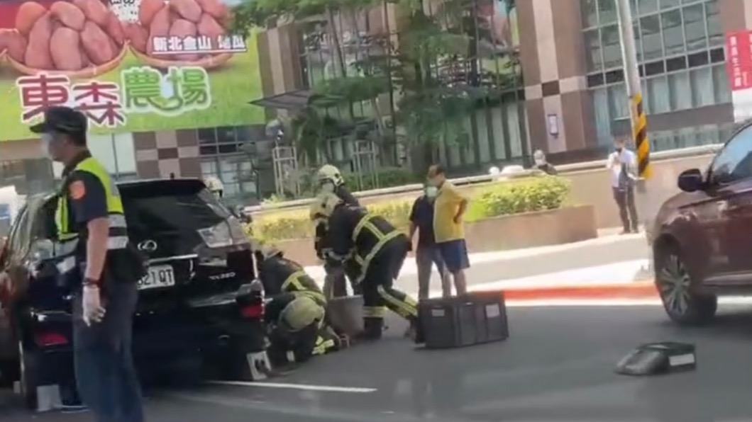 女大生被捲入車底。(圖/Facebook我是中和人)
