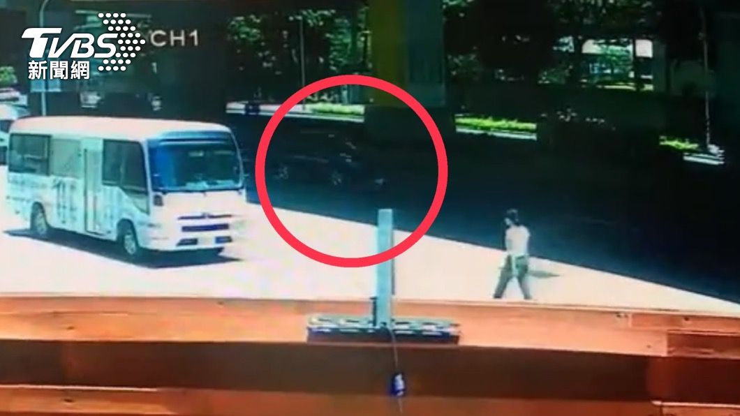 休旅車閃避不及追撞。(圖/TVBS)