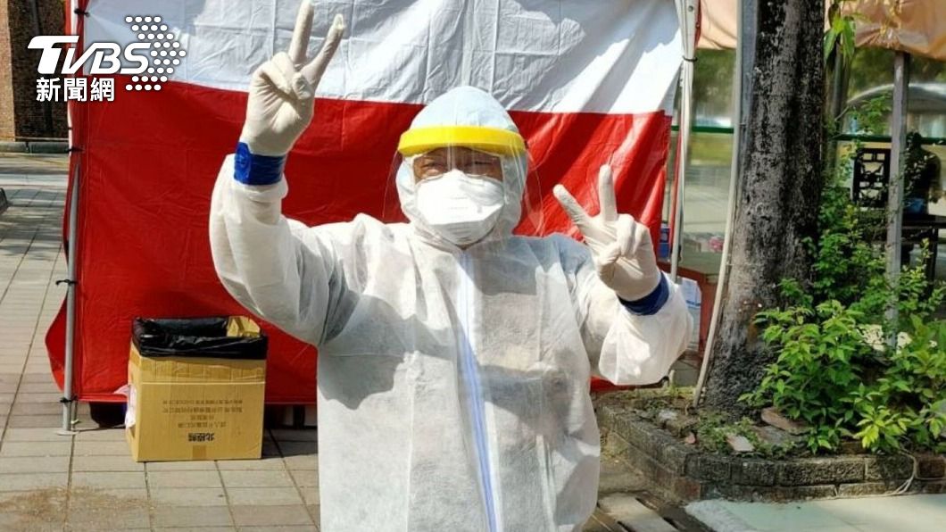 屏東設快篩站　78歲耳鼻喉科醫師衝最前線為民採檢