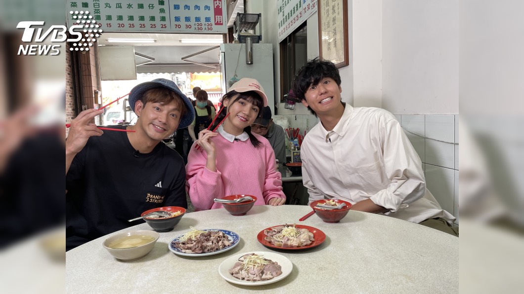 威廉播吃播，突然想念起《食尚玩家熱血48小時》搭檔風田及朵拉。圖/TVBS