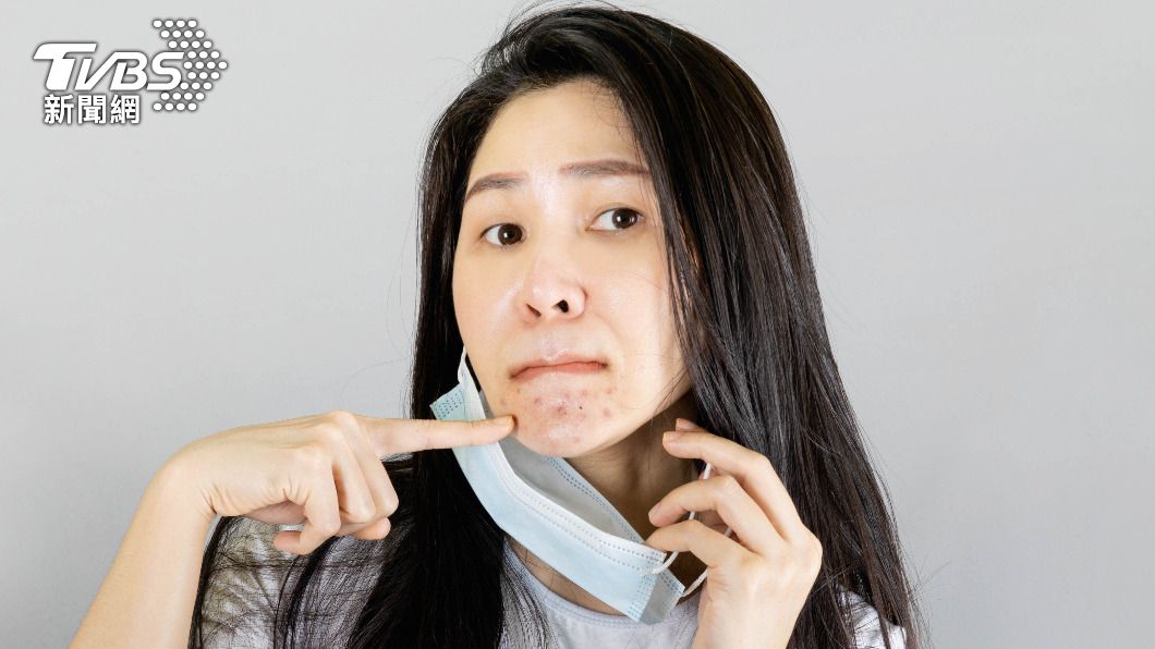 防疫期間若每天沒有洗臉及保養習慣，容易造成毛孔阻塞而狂冒痘。（示意圖／shutterstock達志影像）