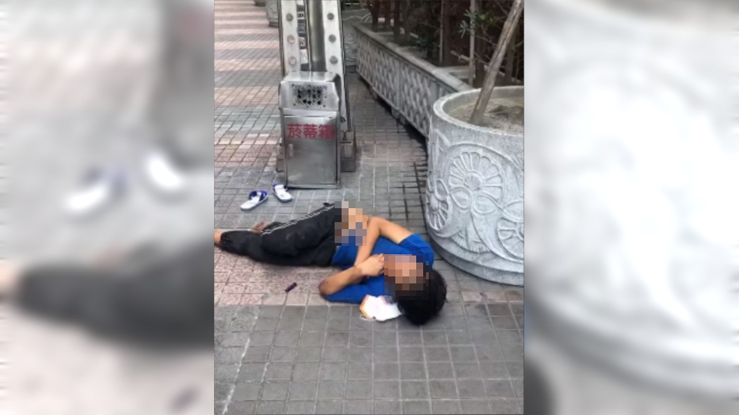 即使口罩就在身旁,男子仍不戴上。(圖/翻攝自爆料公社公開版)