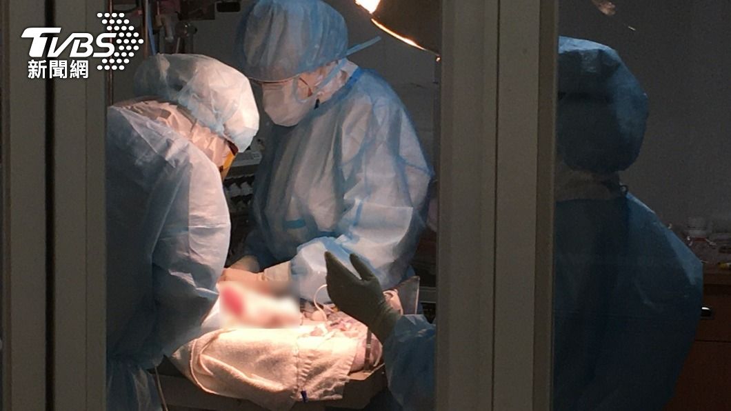 確診孕婦呼吸困難！北慈全副武裝「插管剖腹」保2命