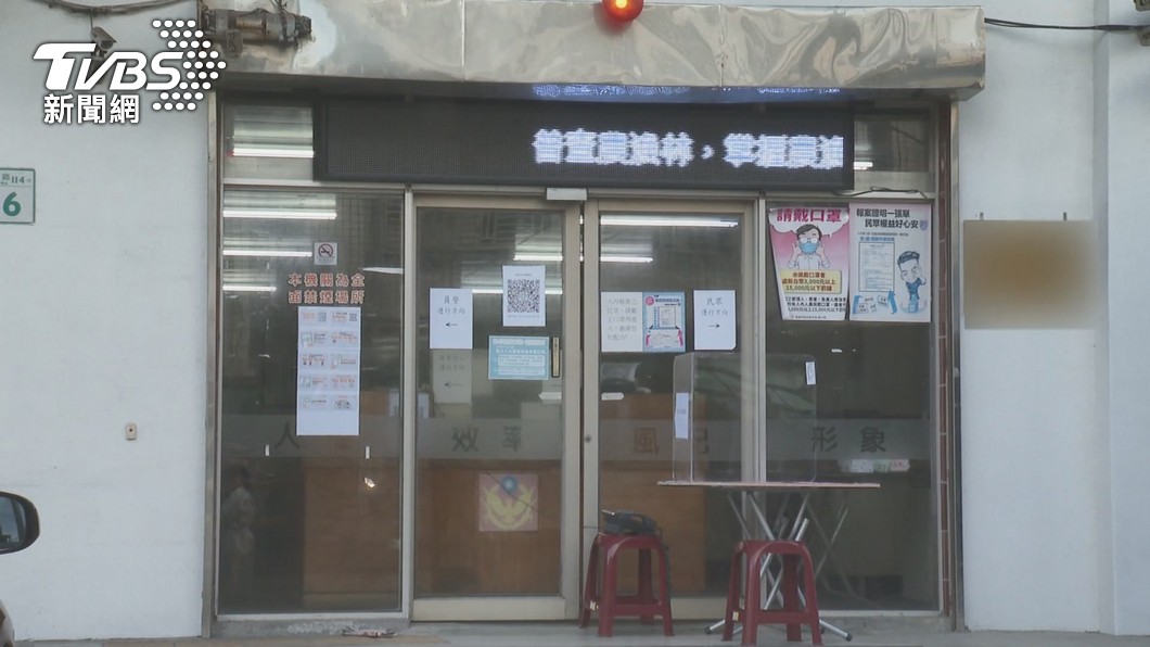 網友到派出所領回遺失的手機。(示意圖/TVBS)