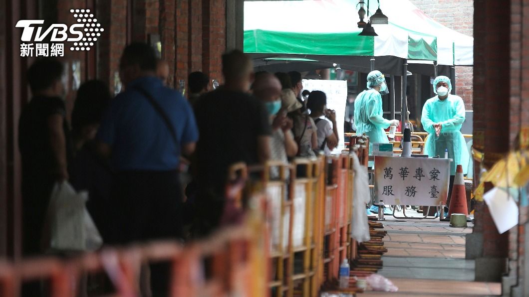 萬華民眾排隊等待篩檢。(圖/達志影像美聯社)