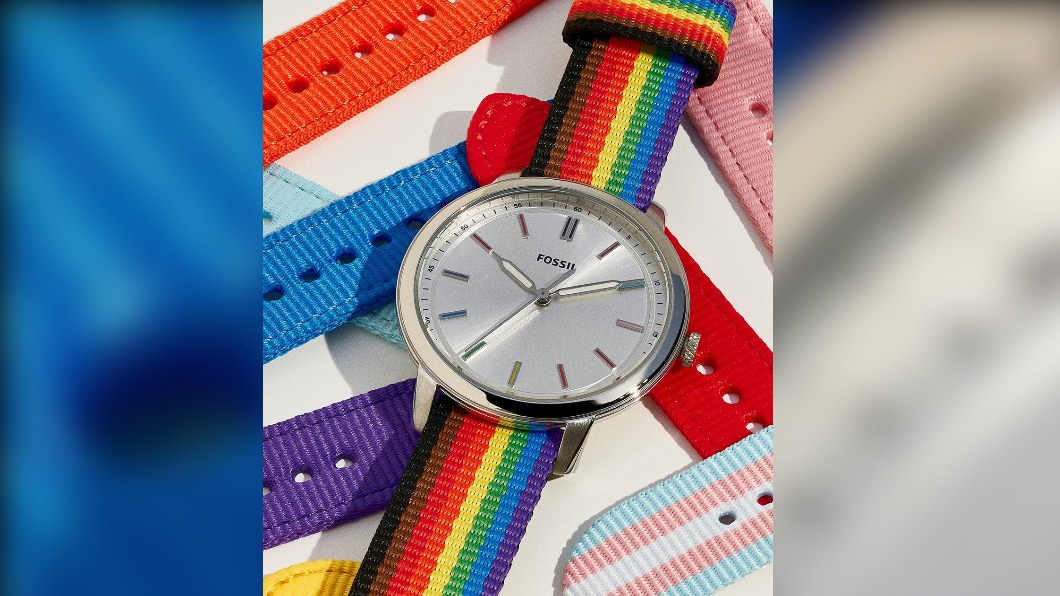 Fossil限定彩虹錶帶。（圖／Fossil推特）