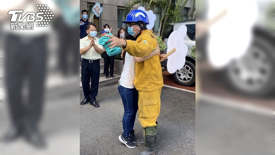 滅林火半個月沒回家 護管員與妻擁抱照感動網友