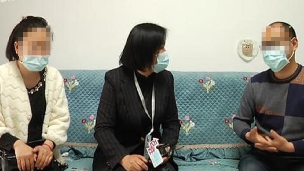 最後夫妻雙方把話說開,妻子理解實情後體諒丈夫。(圖/翻攝自網易新聞)