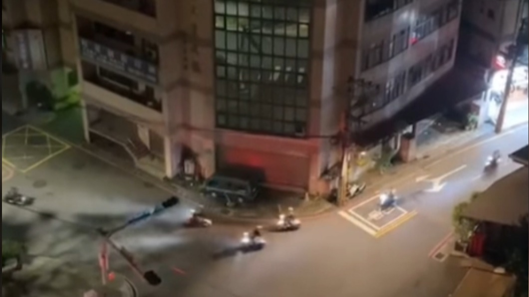 三級警戒在家悶壞 16少群聚競速鳴笛扔炮擾民 警逮人
