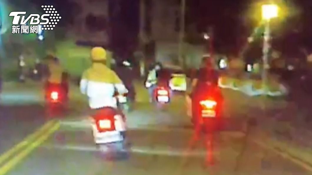 屁孩見到警車還蛇行挑釁。（圖／TVBS）