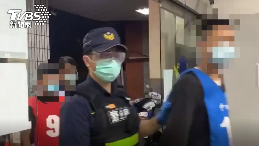 警方3小時後將16人逮捕到案。（圖／TVBS）