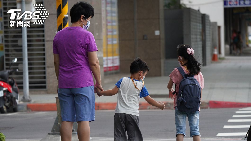 行政院防疫補貼,家有國小以下孩童每人可領1萬。(圖/中央社)