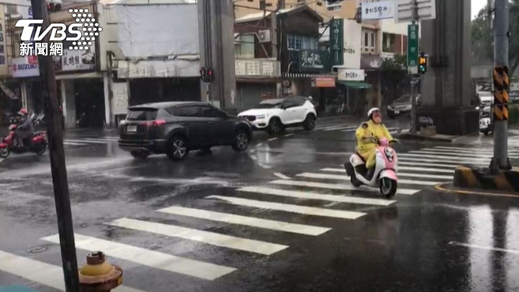台南市區也在今早降下雨勢。(圖/TVBS)