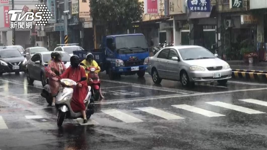南部受鋒面影響近日開始出現雨勢。(圖/TVBS)