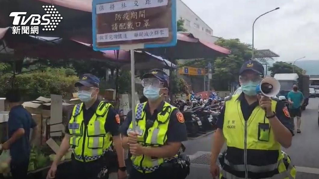 員警皆戴護目鏡、口罩。（圖／TVBS）