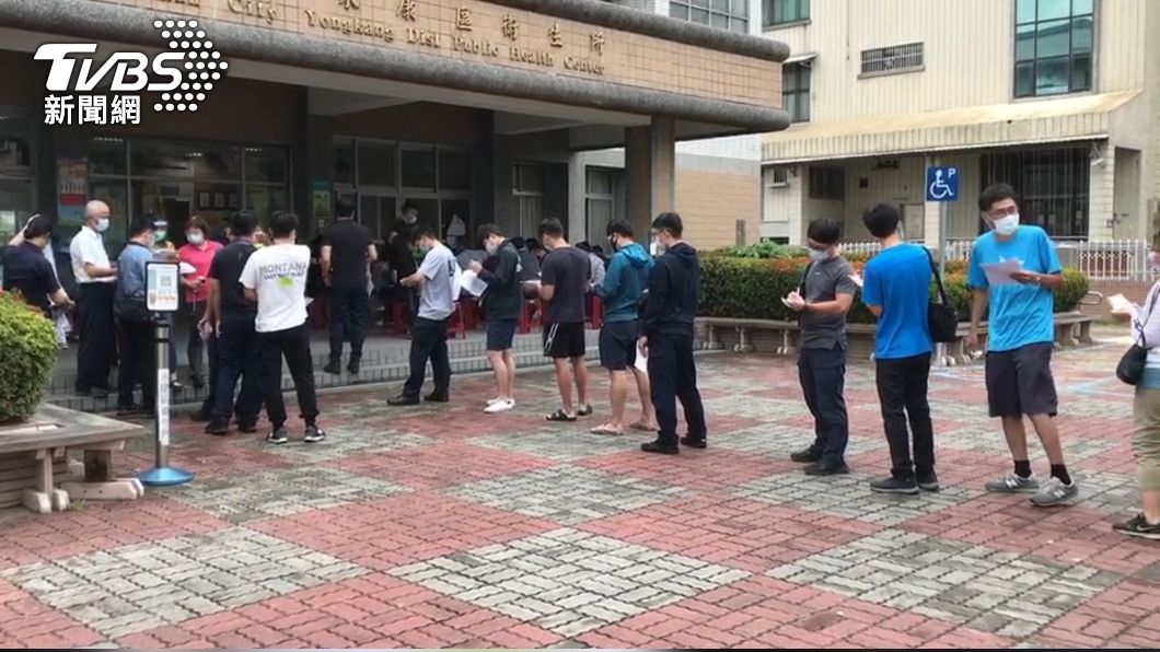 台南把1.3萬劑疫苗分出1000給員警,比例高於高雄許多。(圖/TVBS)