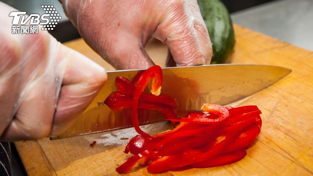 切菜時若切到手,大多原因為手握菜刀方式不對。(示意圖/shutterstock 達志影像)