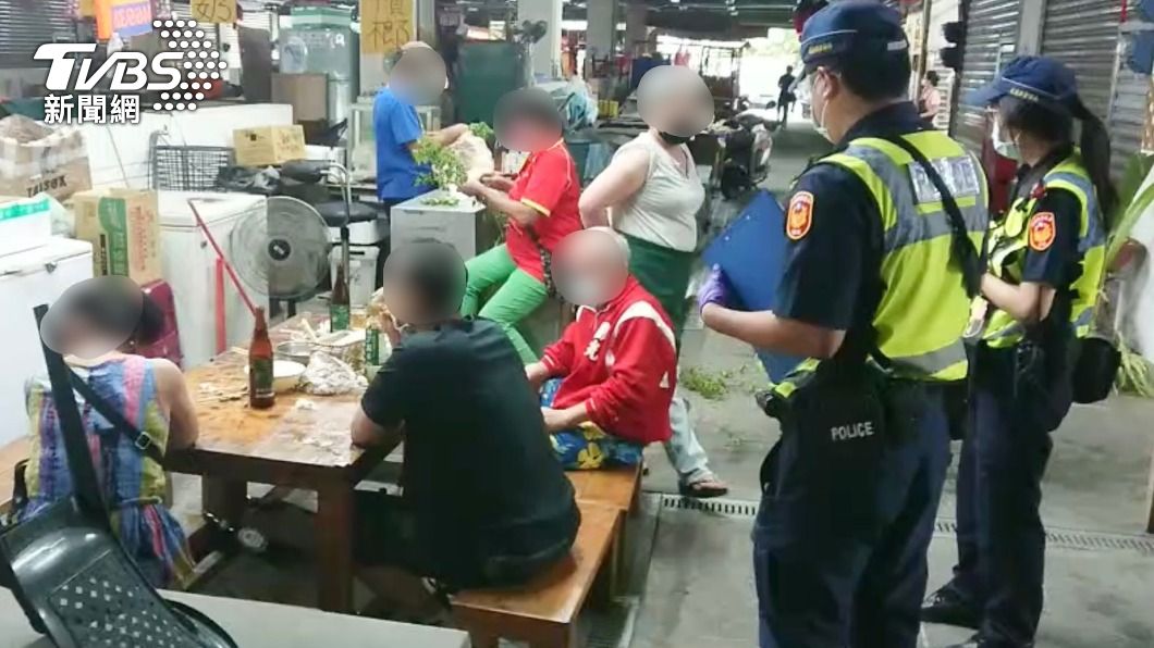 花蓮傳統市場仍提供內用服務，經查獲遭開罰。（圖／中央社）