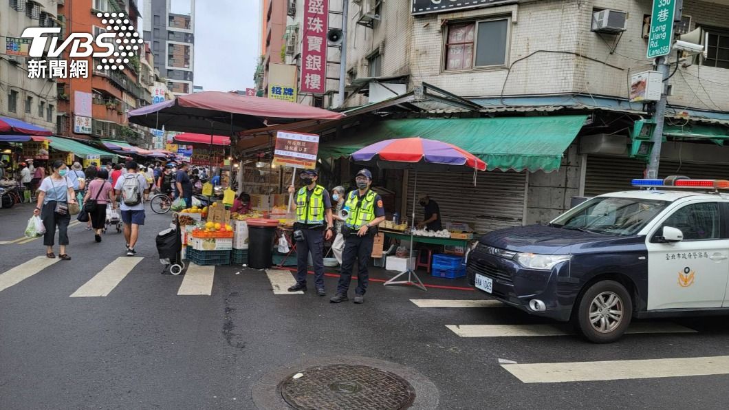 濱江市場必須降載,從今日開始週一到週五原本是身分證字號自主分流,現在要改為強制分流。(圖/TVBS)