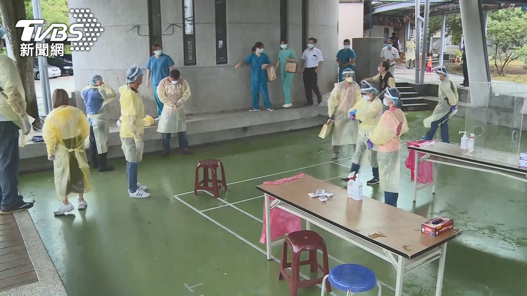 北屯大坑群聚擴大,大坑國小內設置前進指揮所進行快篩。(圖/TVBS)