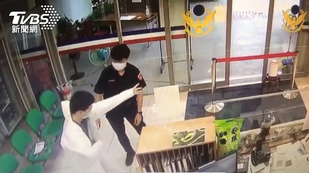 轄區警方獲報立即穿隔離衣到醫院。(圖/TVBS)