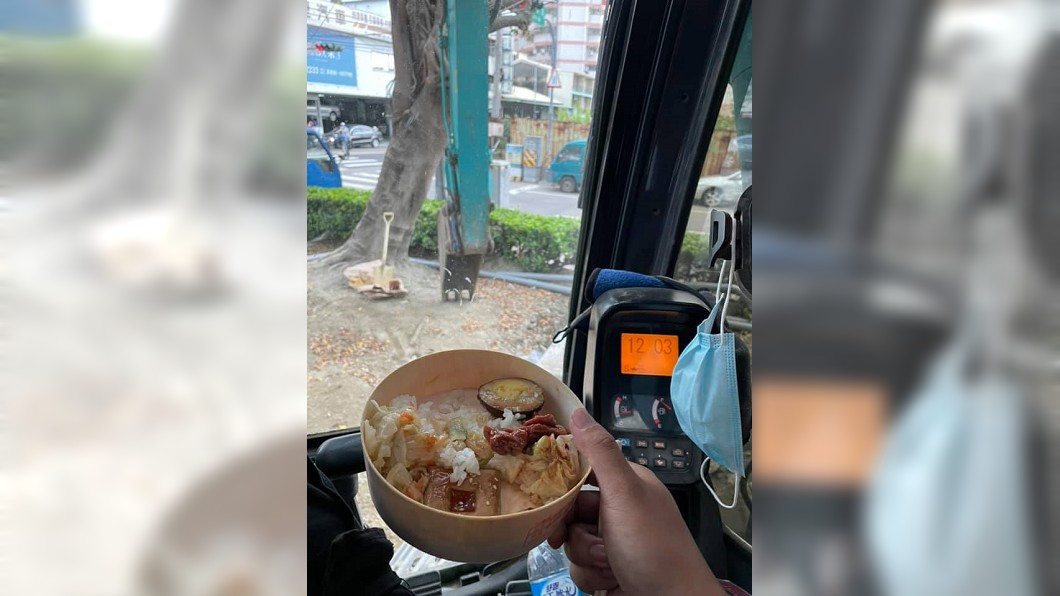 有網友分享自己獨自在車內準備吃便當,卻遭民眾敲窗提醒要他戴上口罩。(圖/翻攝自爆廢公社)
