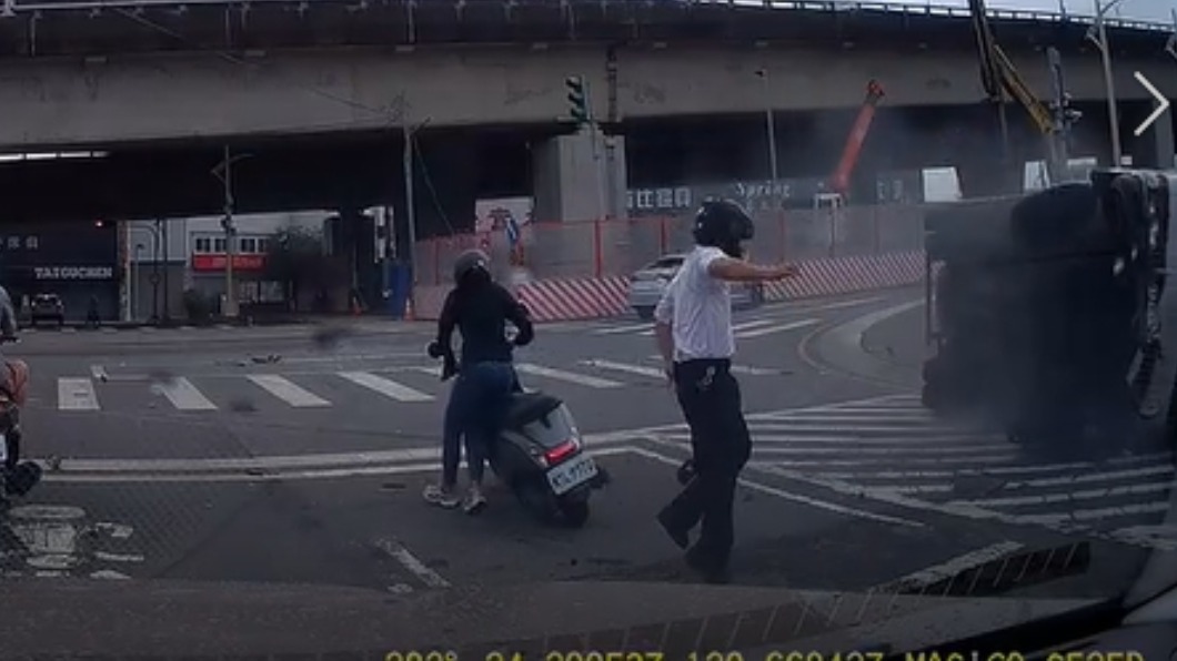 婦人迴轉闖紅燈遭撞 貨車翻滑行波及對向 騎士棄車逃命