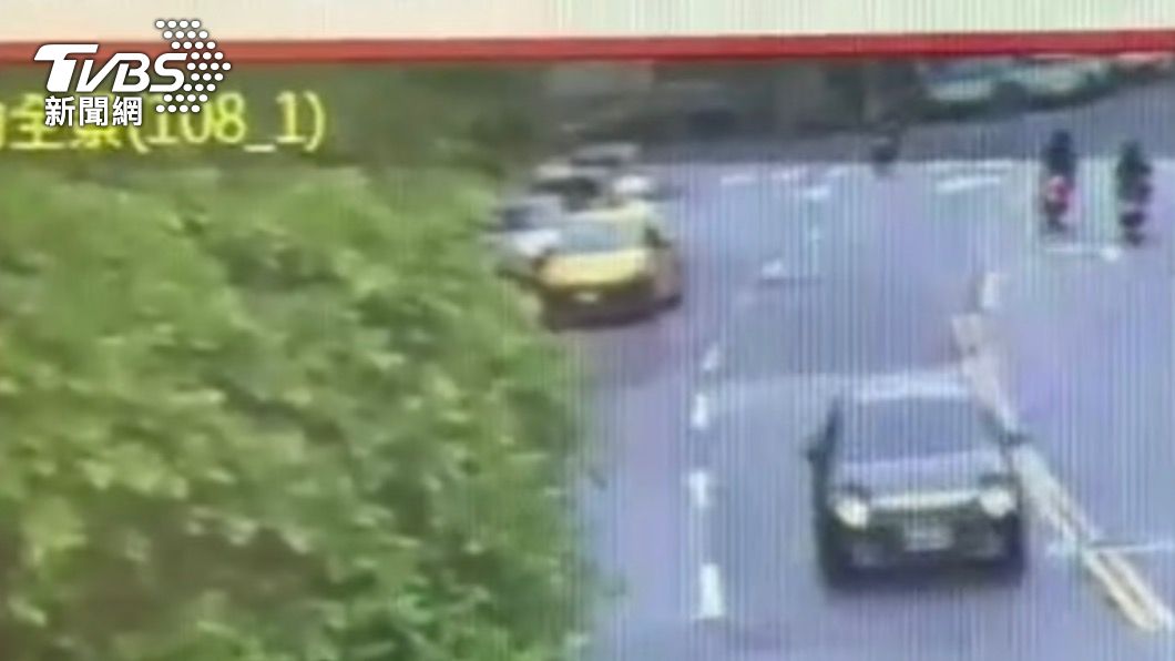 搶匪作案後搭計程車逃逸。(圖/TVBS)