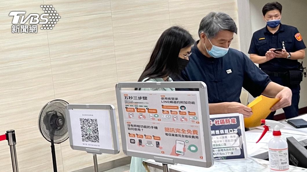 張亞中今日上午現身疾管署交疫苗進口申請書。(圖/張亞中提供)