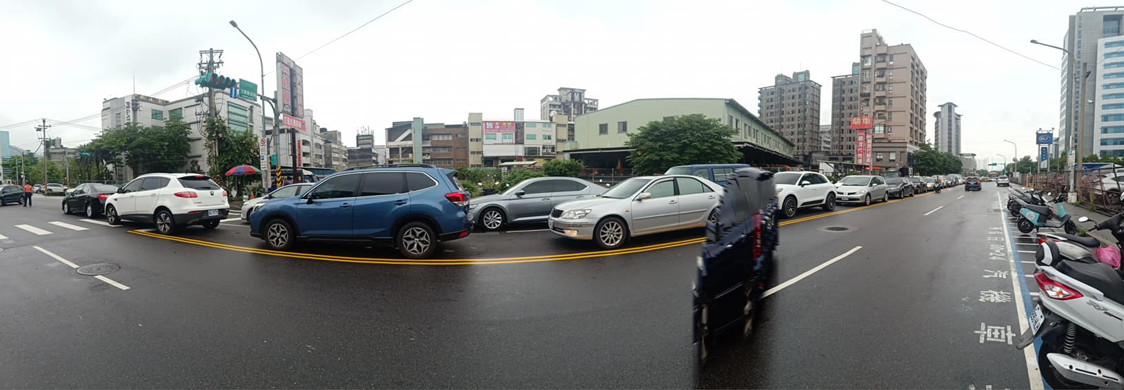 好市多北投店排隊車潮看不見盡頭。(圖/翻攝自台北之北投幫Facebook)