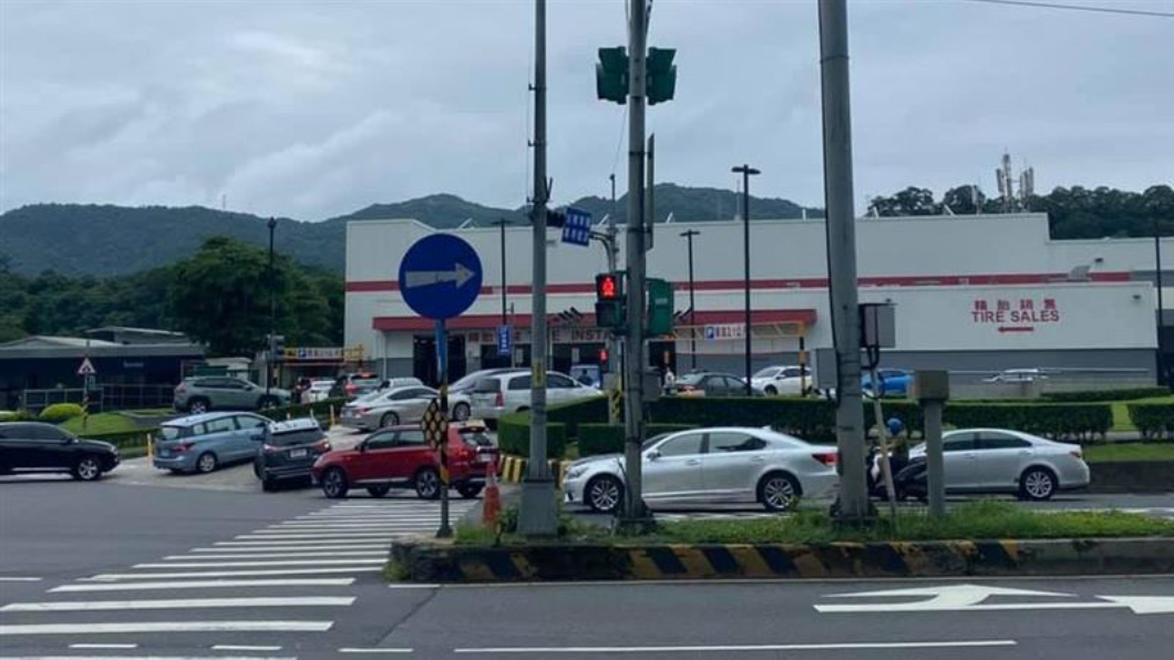 好市多汐止店同樣出現大量車潮。(圖/翻攝自汐止集團Facebook)