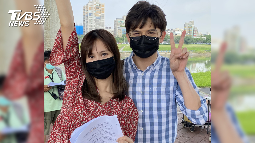 鄭亞回歸拍攝疫情關係勤戴口罩顧肌底保養。圖/TVBS
